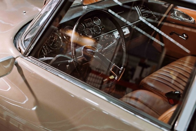 interior-of-a-beige-classic-car-with-leather-seats-Porsche 928